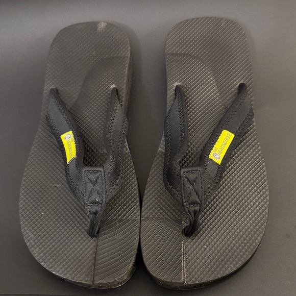 The Healing Sole Shoes - Healing sole black flip flops